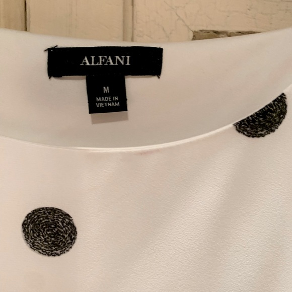 Gorgeous brand new Alfani white dotted blouse in black.size : M - Picture 4 of 13